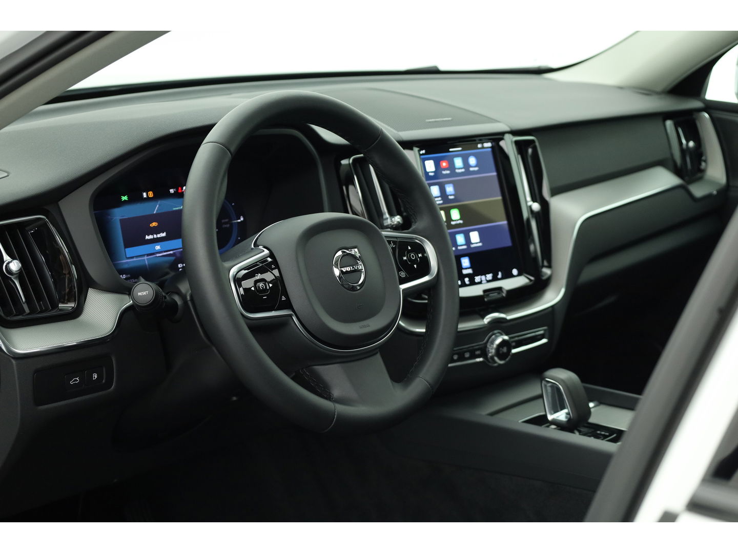 Volvo XC60 2.0 Recharge T6 AWD Plus Dark | Luchtvering | Pano | Trekhaak | 360cam | 21'' | Memory | H&K | Pilot Assist