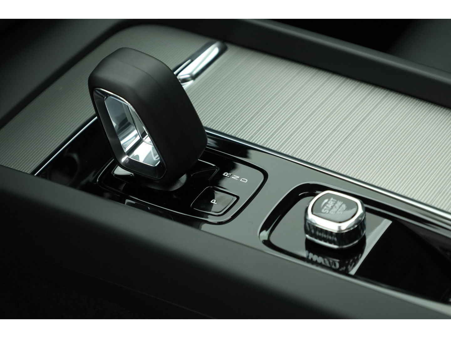Volvo XC60 2.0 Recharge T6 AWD Plus Dark | Luchtvering | Pano | Trekhaak | 360cam | 21'' | Memory | H&K | Pilot Assist