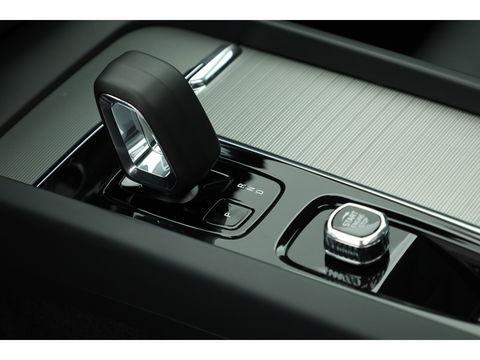 Volvo XC60 2.0 Recharge T6 AWD Plus Dark | Luchtvering | Pano | Trekhaak | 360cam | 21'' | Memory | H&K | Pilot Assist