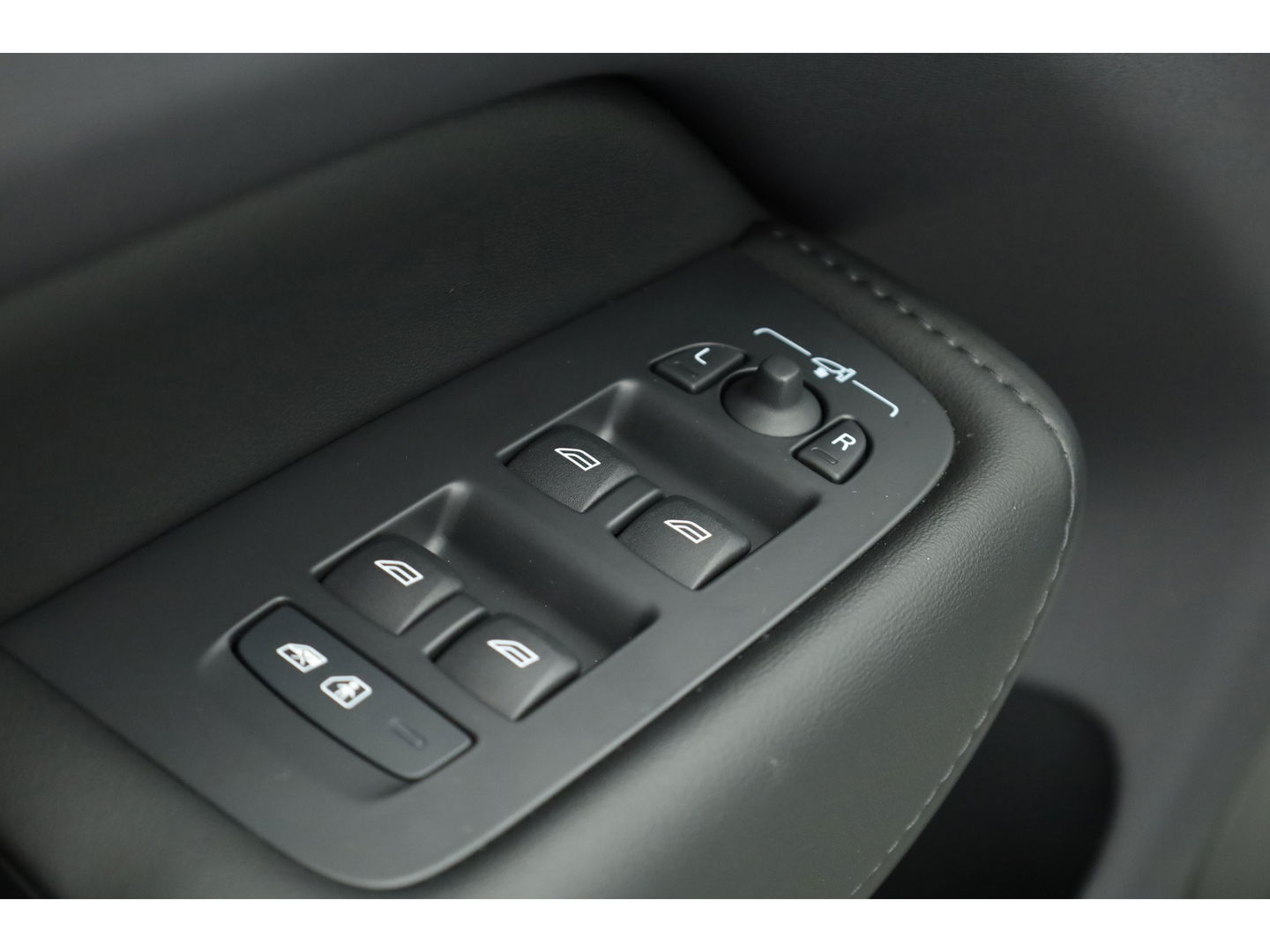 Volvo XC60 2.0 Recharge T6 AWD Plus Dark | Luchtvering | Pano | Trekhaak | 360cam | 21'' | Memory | H&K | Pilot Assist