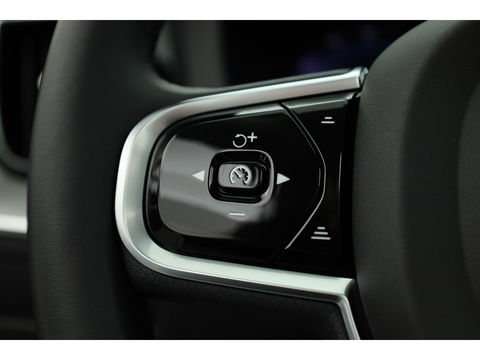 Volvo XC60 2.0 Recharge T6 AWD Plus Dark | Luchtvering | Pano | Trekhaak | 360cam | 21'' | Memory | H&K | Pilot Assist