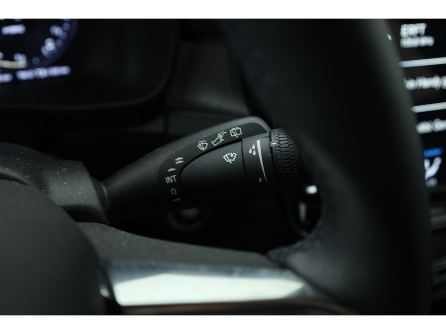 Volvo XC40 1.5 T4 Plug-in hybrid Plus Dark | Facelift | Elek. stoelen | H&K Audio | Stoel + stuurverw. | Camera |