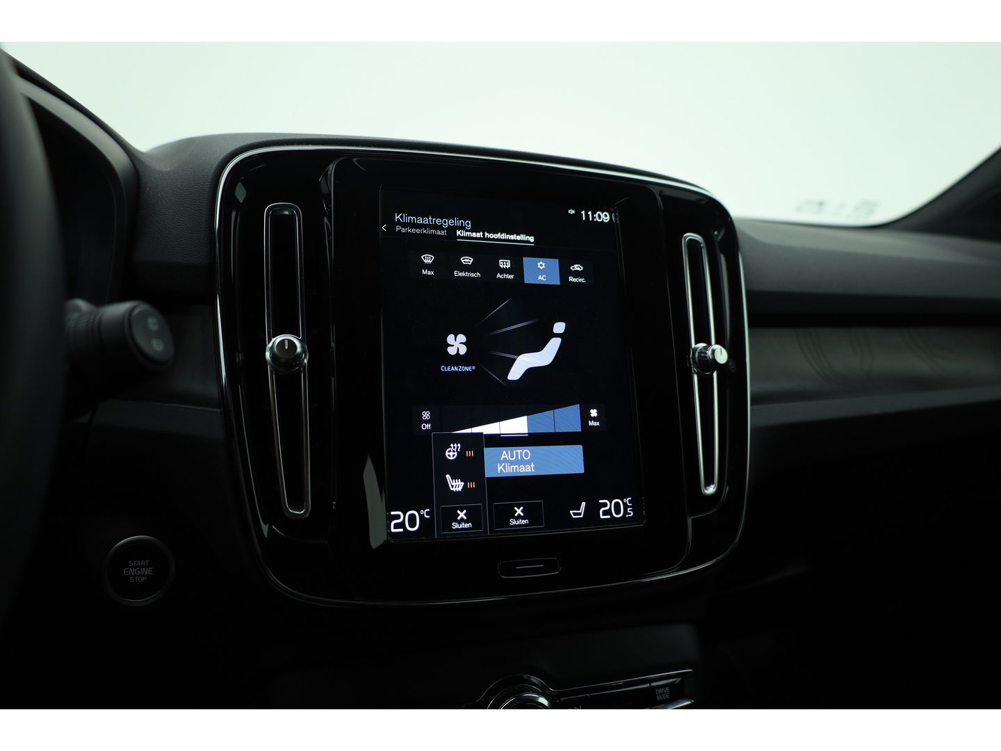 Volvo XC40 1.5 T4 Plug-in hybrid Plus Dark | Facelift | Elek. stoelen | H&K Audio | Stoel + stuurverw. | Camera |