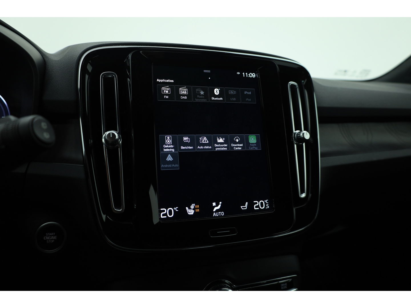 Volvo XC40 1.5 T4 Plug-in hybrid Plus Dark | Facelift | Elek. stoelen | H&K Audio | Stoel + stuurverw. | Camera |