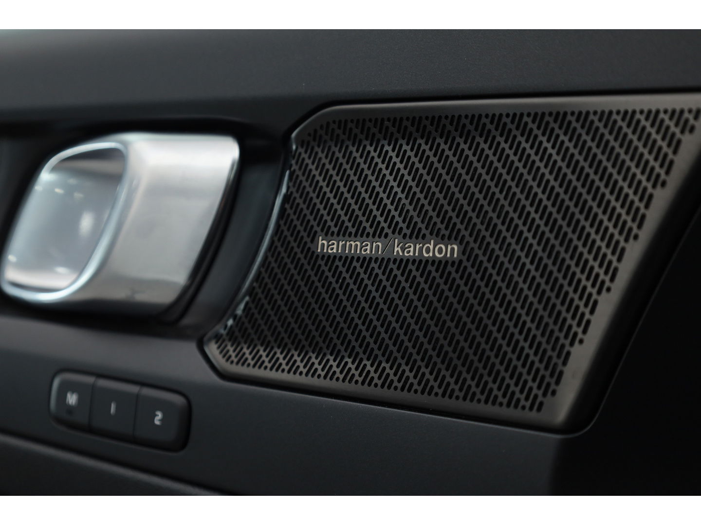 Volvo XC40 1.5 T4 Plug-in hybrid Plus Dark | Facelift | Elek. stoelen | H&K Audio | Stoel + stuurverw. | Camera |