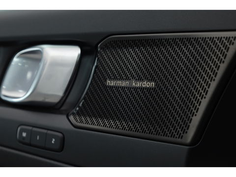 Volvo XC40 1.5 T4 Plug-in hybrid Plus Dark | Facelift | Elek. stoelen | H&K Audio | Stoel + stuurverw. | Camera |