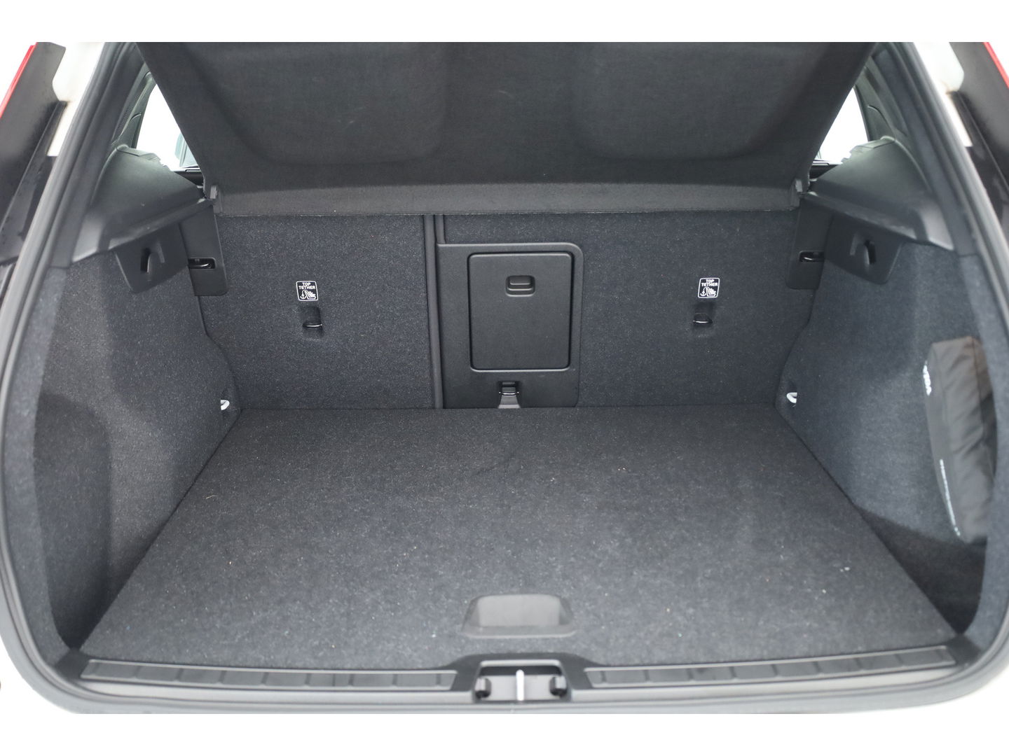 Volvo XC40 1.5 T4 Plug-in hybrid Plus Dark | Facelift | Elek. stoelen | H&K Audio | Stoel + stuurverw. | Camera |