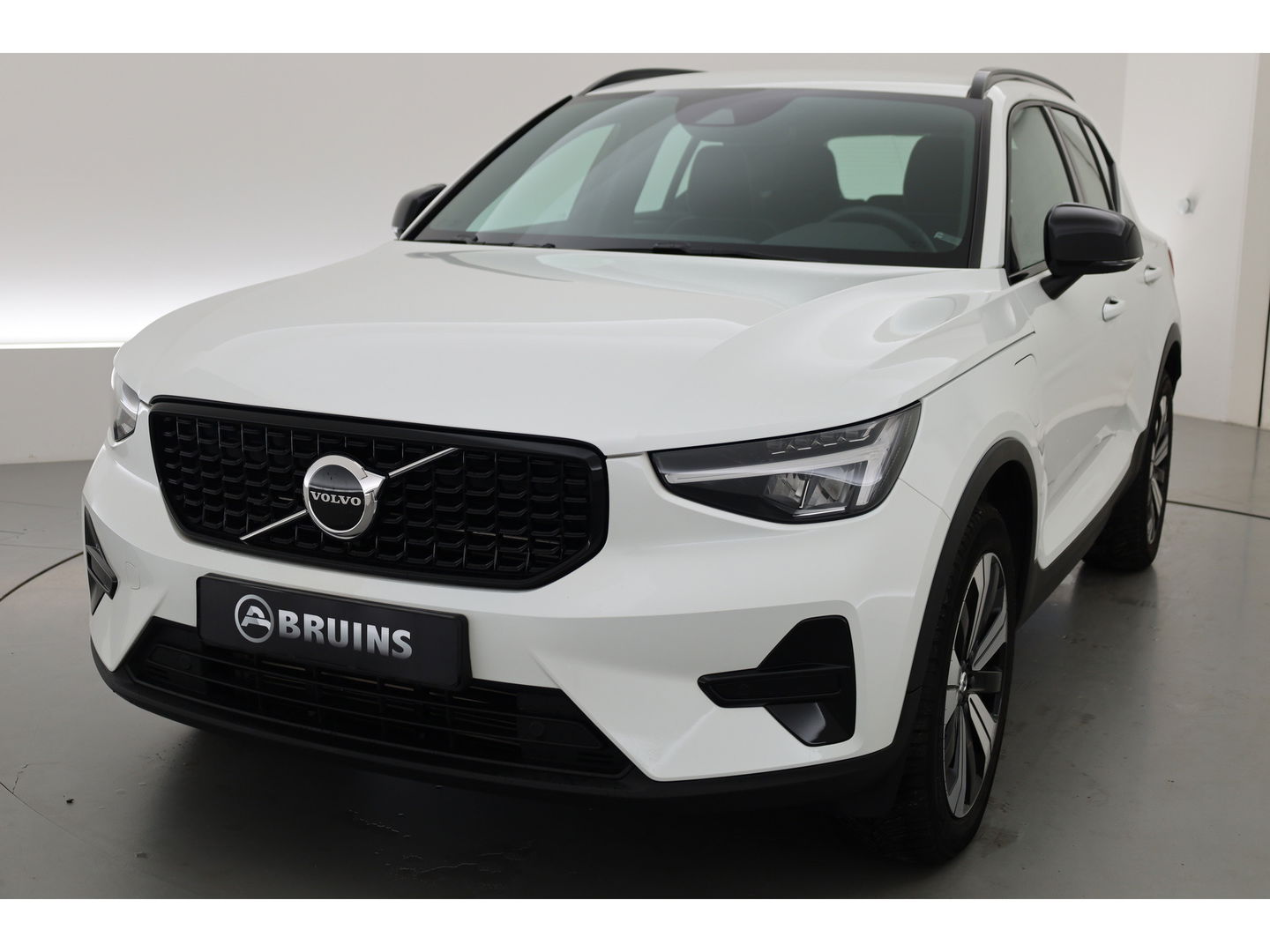 Volvo XC40 1.5 T4 Plug-in hybrid Plus Dark | Facelift | Elek. stoelen | H&K Audio | Stoel + stuurverw. | Camera |