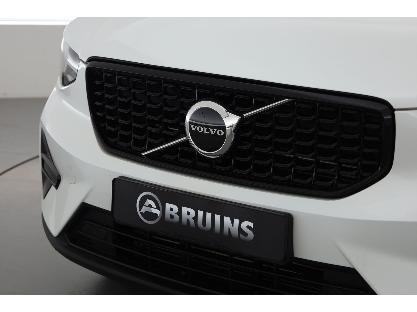 Volvo XC40 1.5 T4 Plug-in hybrid Plus Dark | Facelift | Elek. stoelen | H&K Audio | Stoel + stuurverw. | Camera |