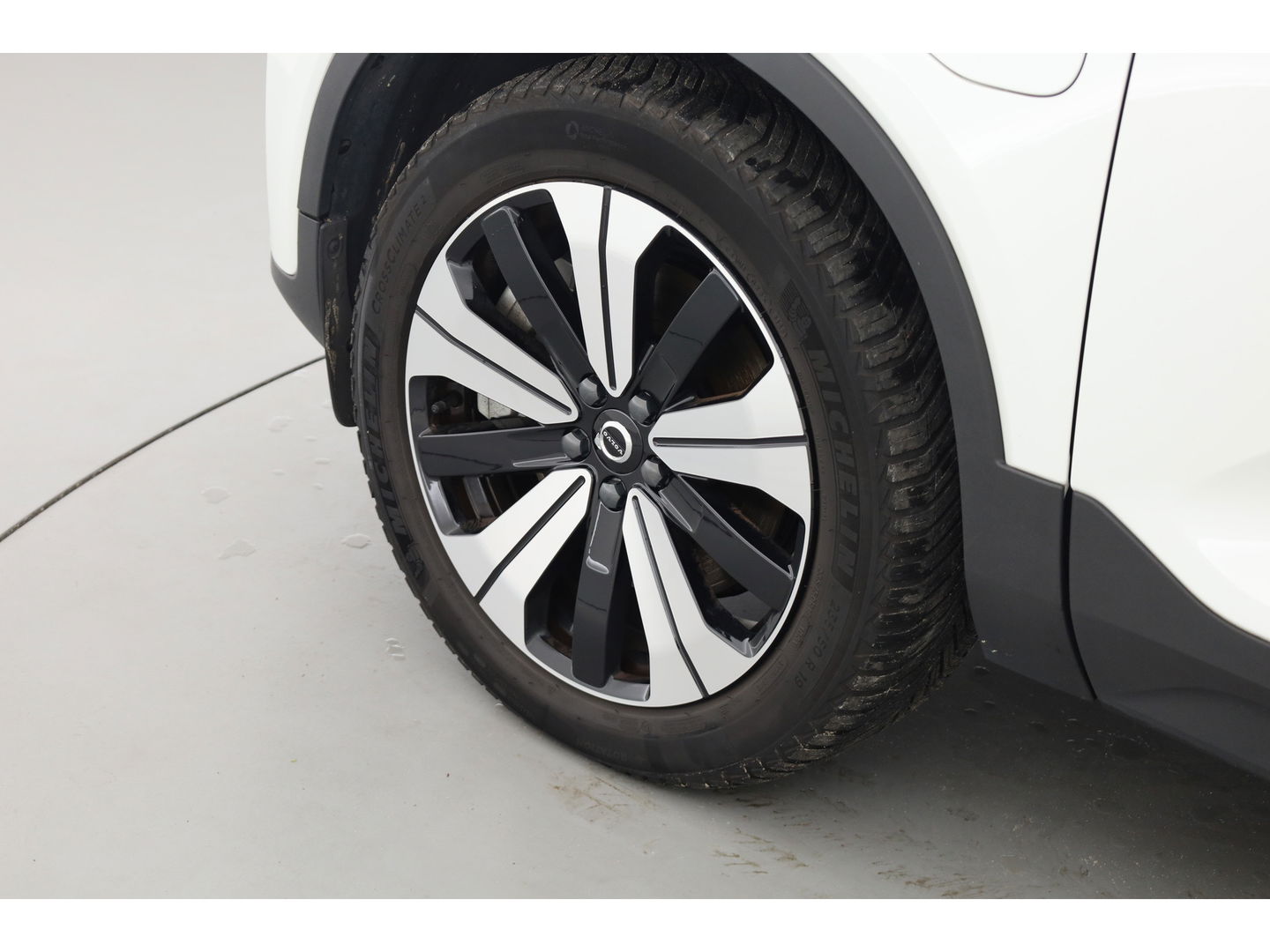 Volvo XC40 1.5 T4 Plug-in hybrid Plus Dark | Facelift | Elek. stoelen | H&K Audio | Stoel + stuurverw. | Camera |