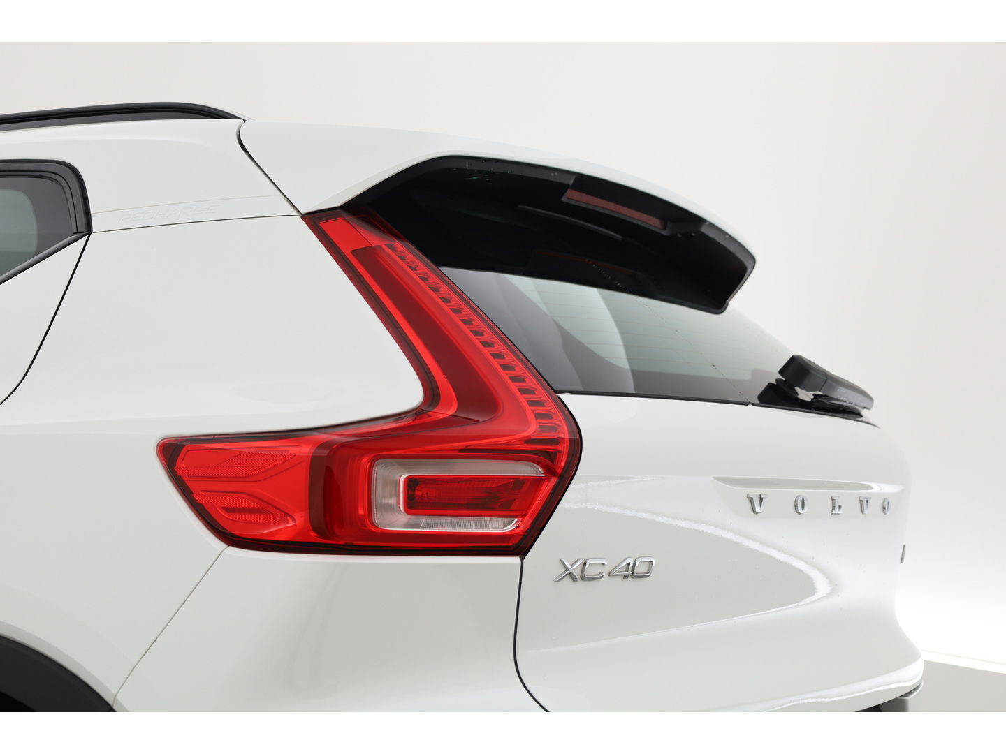 Volvo XC40 1.5 T4 Plug-in hybrid Plus Dark | Facelift | Elek. stoelen | H&K Audio | Stoel + stuurverw. | Camera |