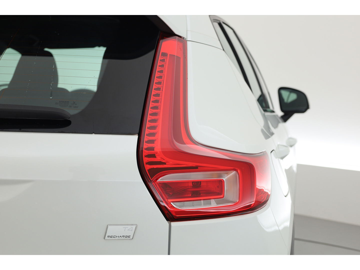 Volvo XC40 1.5 T4 Plug-in hybrid Plus Dark | Facelift | Elek. stoelen | H&K Audio | Stoel + stuurverw. | Camera |
