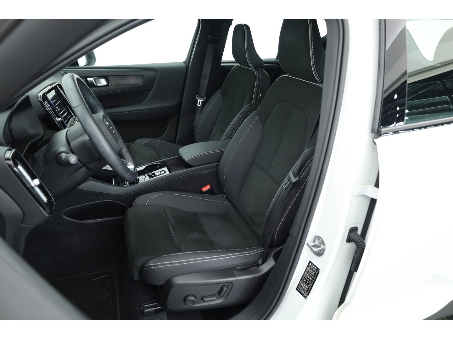 Volvo XC40 1.5 T4 Plug-in hybrid Plus Dark | Facelift | Elek. stoelen | H&K Audio | Stoel + stuurverw. | Camera |