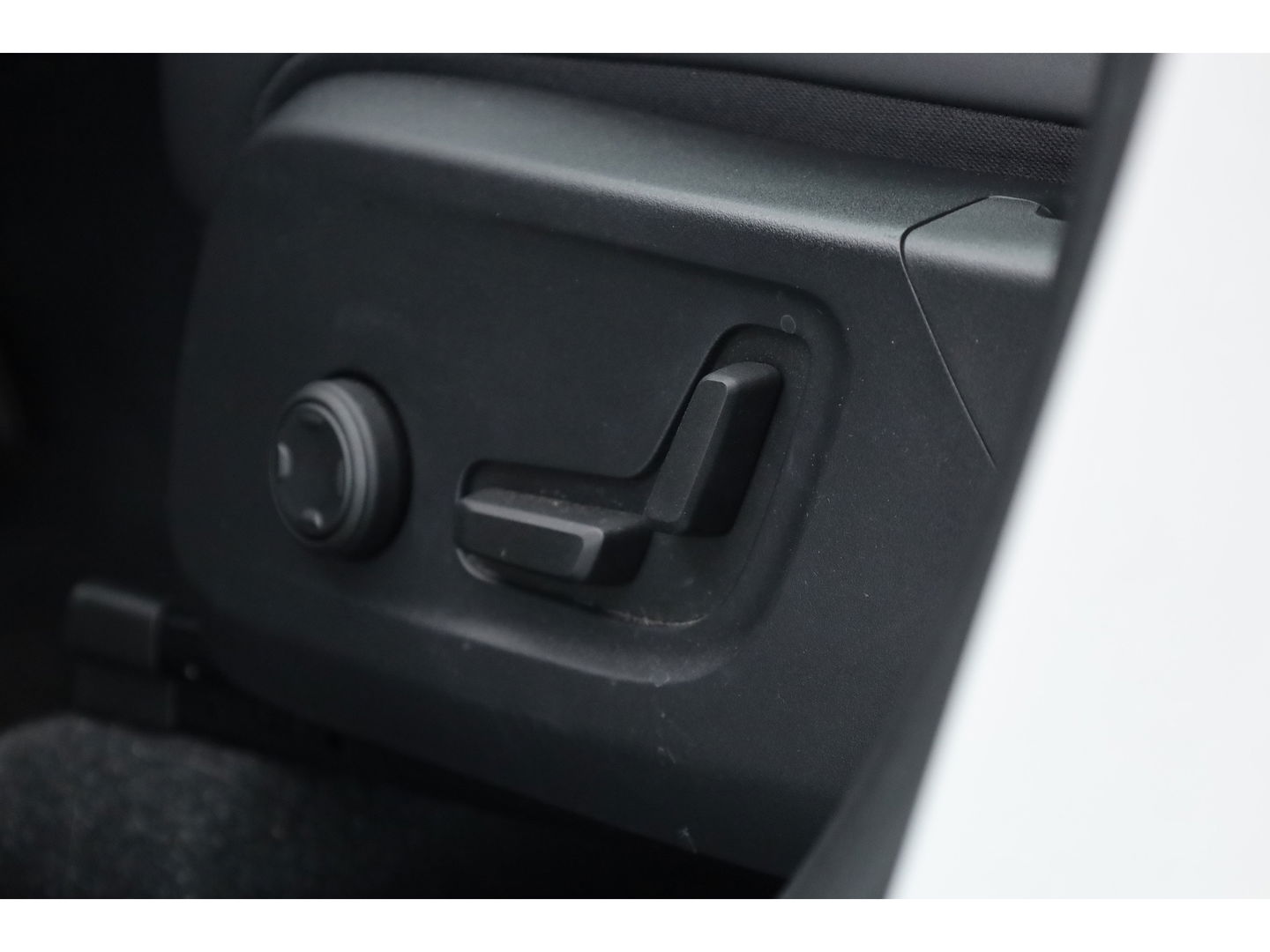 Volvo XC40 1.5 T4 Plug-in hybrid Plus Dark | Facelift | Elek. stoelen | H&K Audio | Stoel + stuurverw. | Camera |