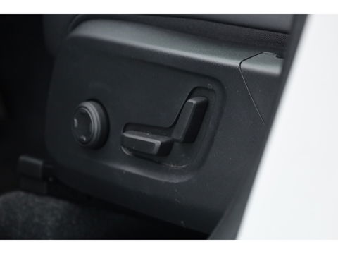 Volvo XC40 1.5 T4 Plug-in hybrid Plus Dark | Facelift | Elek. stoelen | H&K Audio | Stoel + stuurverw. | Camera |