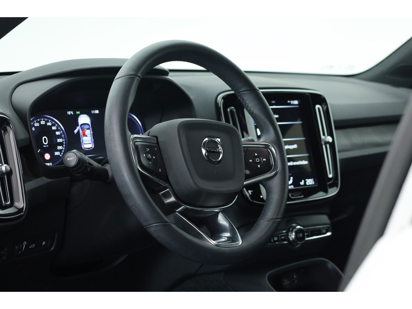 Volvo XC40 1.5 T4 Plug-in hybrid Plus Dark | Facelift | Elek. stoelen | H&K Audio | Stoel + stuurverw. | Camera |