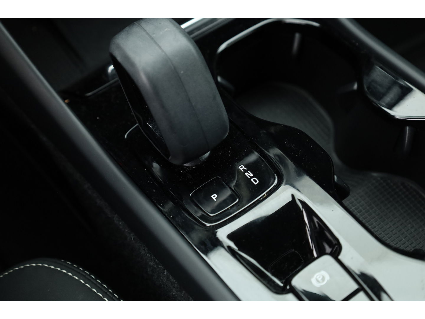 Volvo XC40 1.5 T4 Plug-in hybrid Plus Dark | Facelift | Elek. stoelen | H&K Audio | Stoel + stuurverw. | Camera |