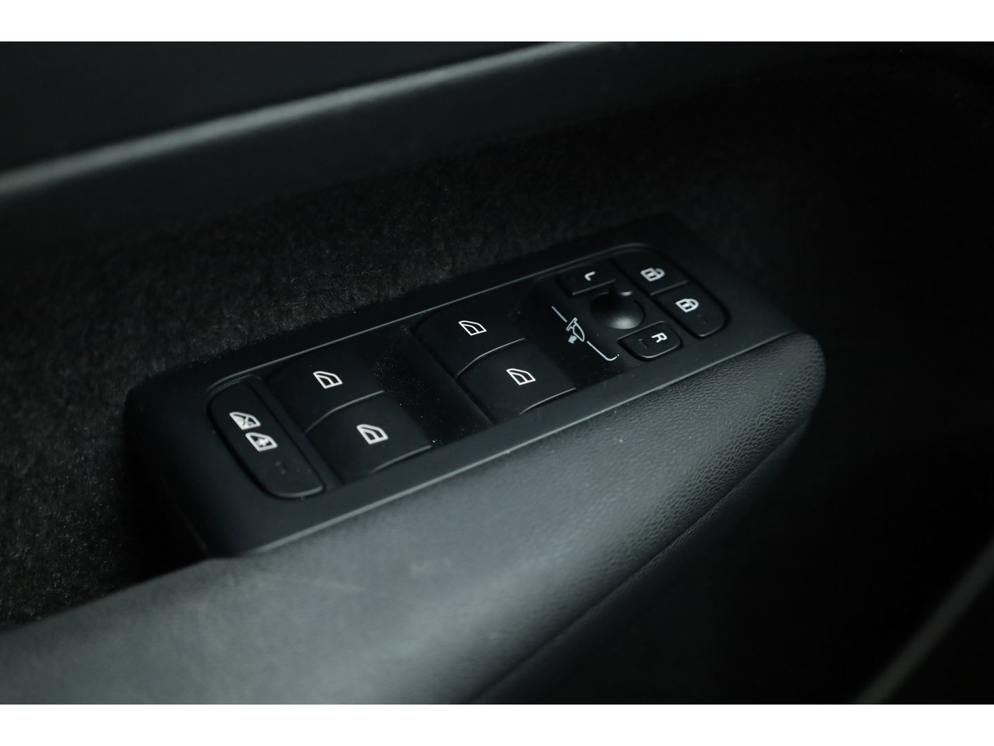 Volvo XC40 1.5 T4 Plug-in hybrid Plus Dark | Facelift | Elek. stoelen | H&K Audio | Stoel + stuurverw. | Camera |