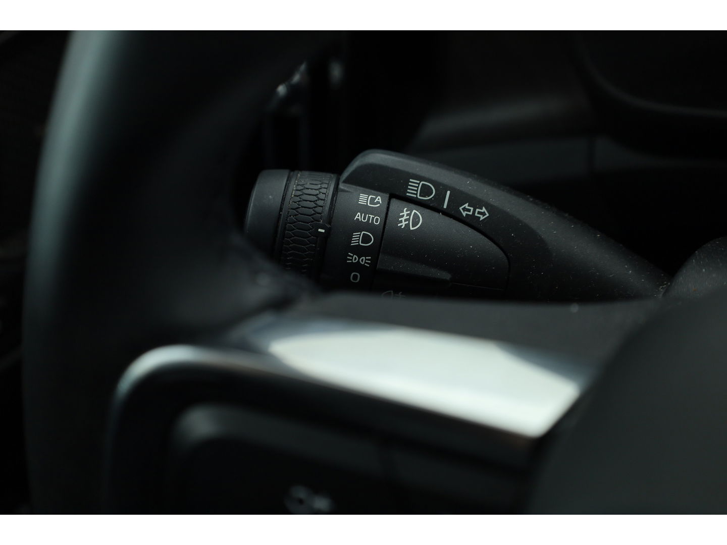 Volvo XC40 1.5 T4 Plug-in hybrid Plus Dark | Facelift | Elek. stoelen | H&K Audio | Stoel + stuurverw. | Camera |
