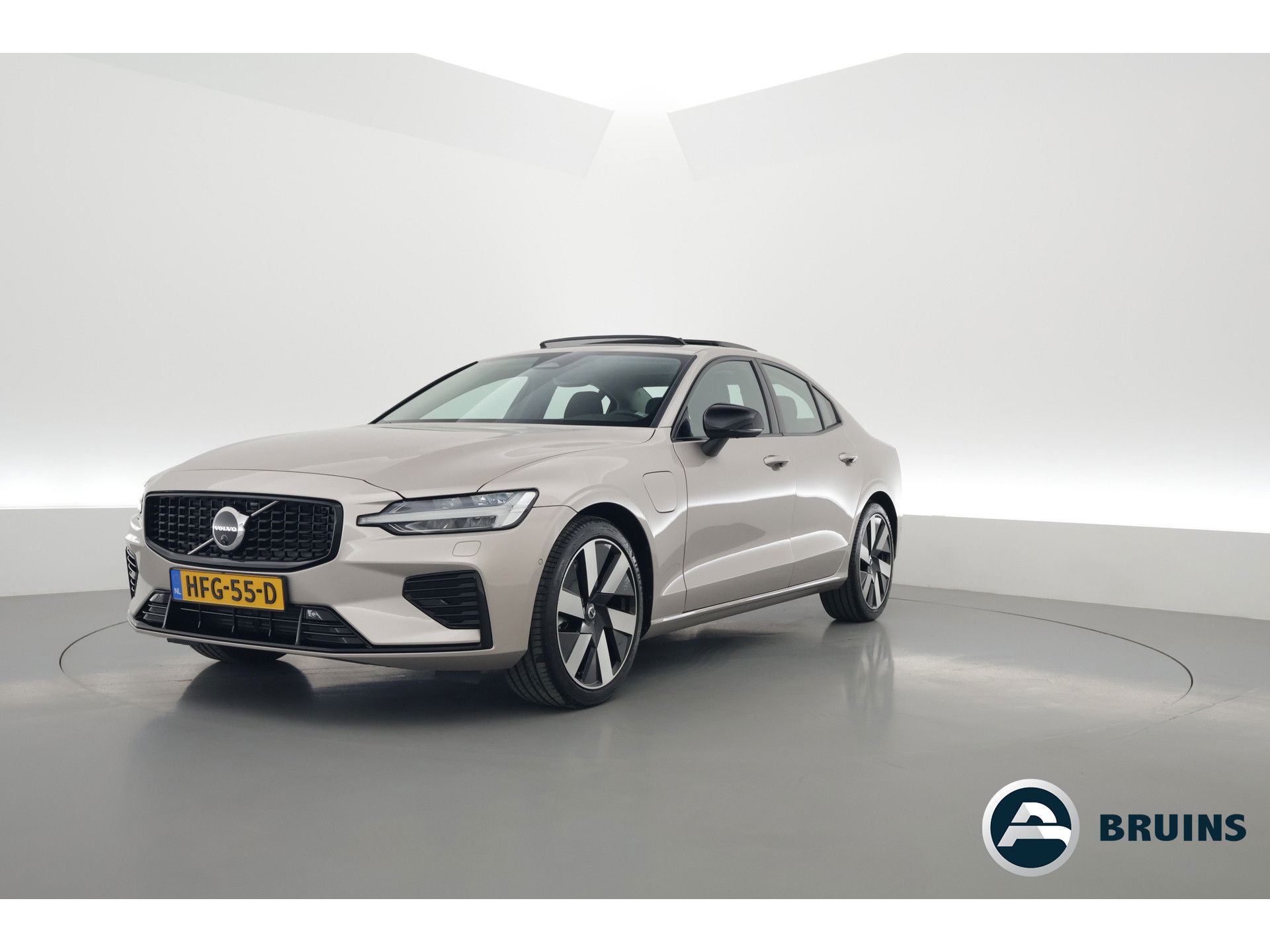 Volvo S60 2.0 Recharge T8 AWD Ultimate Dark | Pano | Head-up | 360 camera | 19 inch | H&K Audio | Gelamineerd Glas |