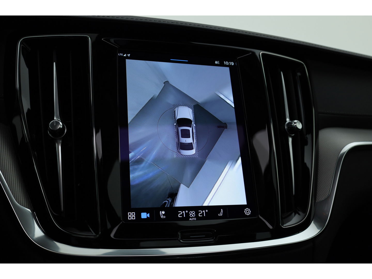Volvo S60 2.0 Recharge T8 AWD Ultimate Dark | Pano | Head-up | 360 camera | 19 inch | H&K Audio | Gelamineerd Glas |