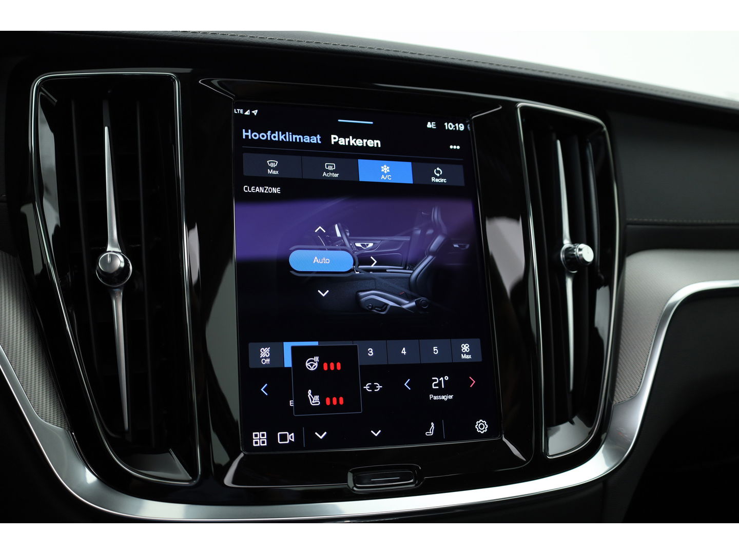 Volvo S60 2.0 Recharge T8 AWD Ultimate Dark | Pano | Head-up | 360 camera | 19 inch | H&K Audio | Gelamineerd Glas |