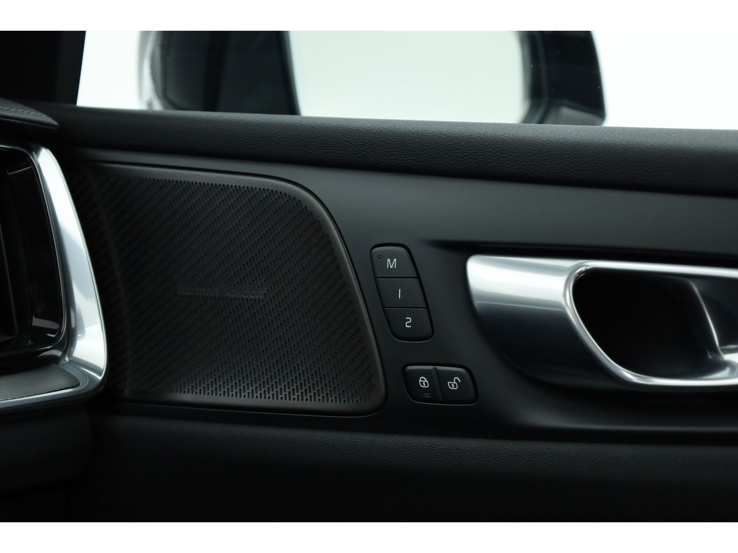 Volvo S60 2.0 Recharge T8 AWD Ultimate Dark | Pano | Head-up | 360 camera | 19 inch | H&K Audio | Gelamineerd Glas |