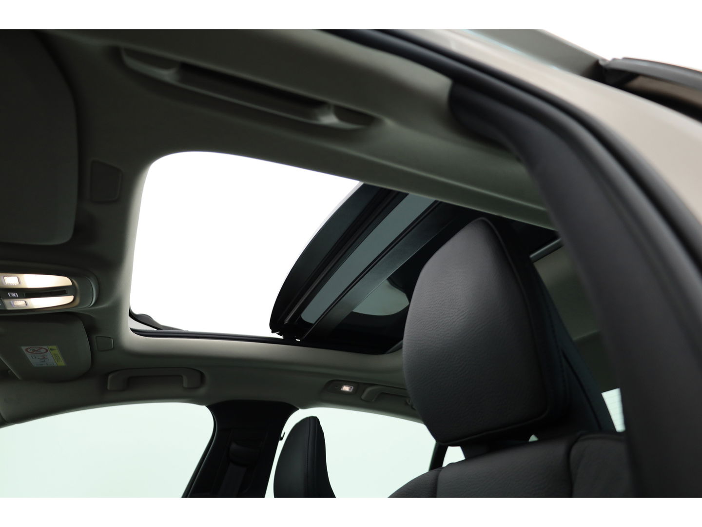 Volvo S60 2.0 Recharge T8 AWD Ultimate Dark | Pano | Head-up | 360 camera | 19 inch | H&K Audio | Gelamineerd Glas |