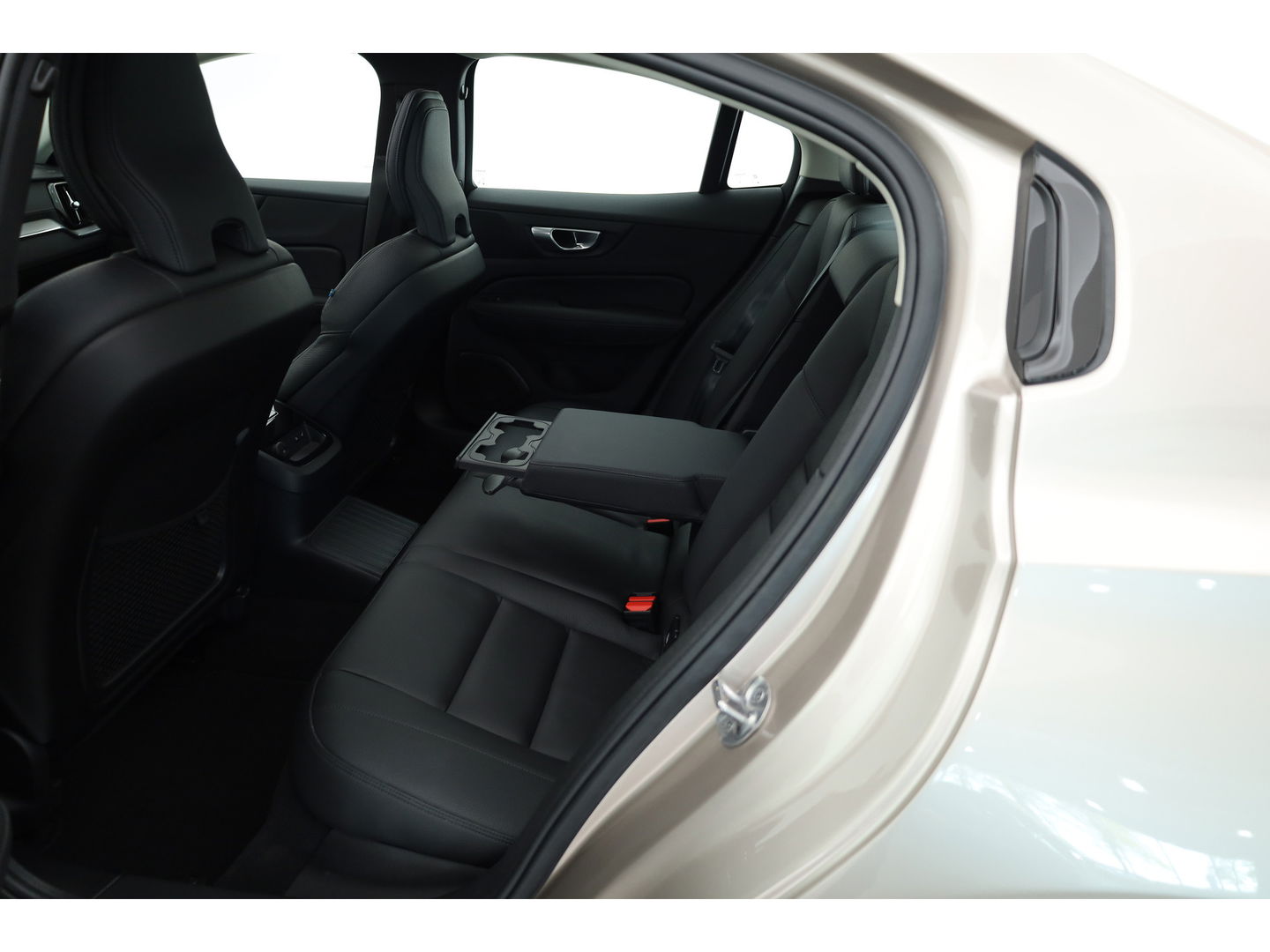 Volvo S60 2.0 Recharge T8 AWD Ultimate Dark | Pano | Head-up | 360 camera | 19 inch | H&K Audio | Gelamineerd Glas |