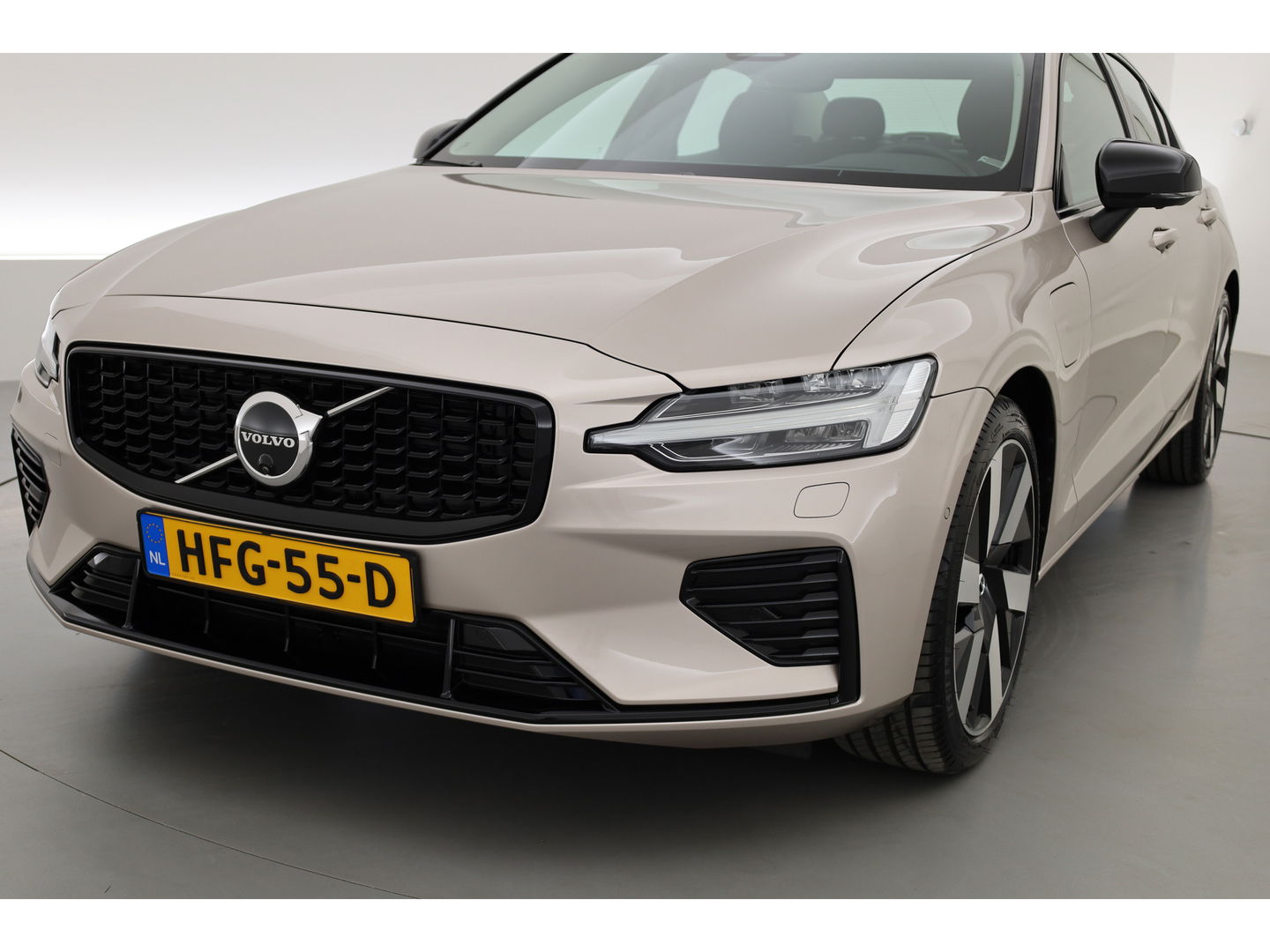 Volvo S60 2.0 Recharge T8 AWD Ultimate Dark | Pano | Head-up | 360 camera | 19 inch | H&K Audio | Gelamineerd Glas |