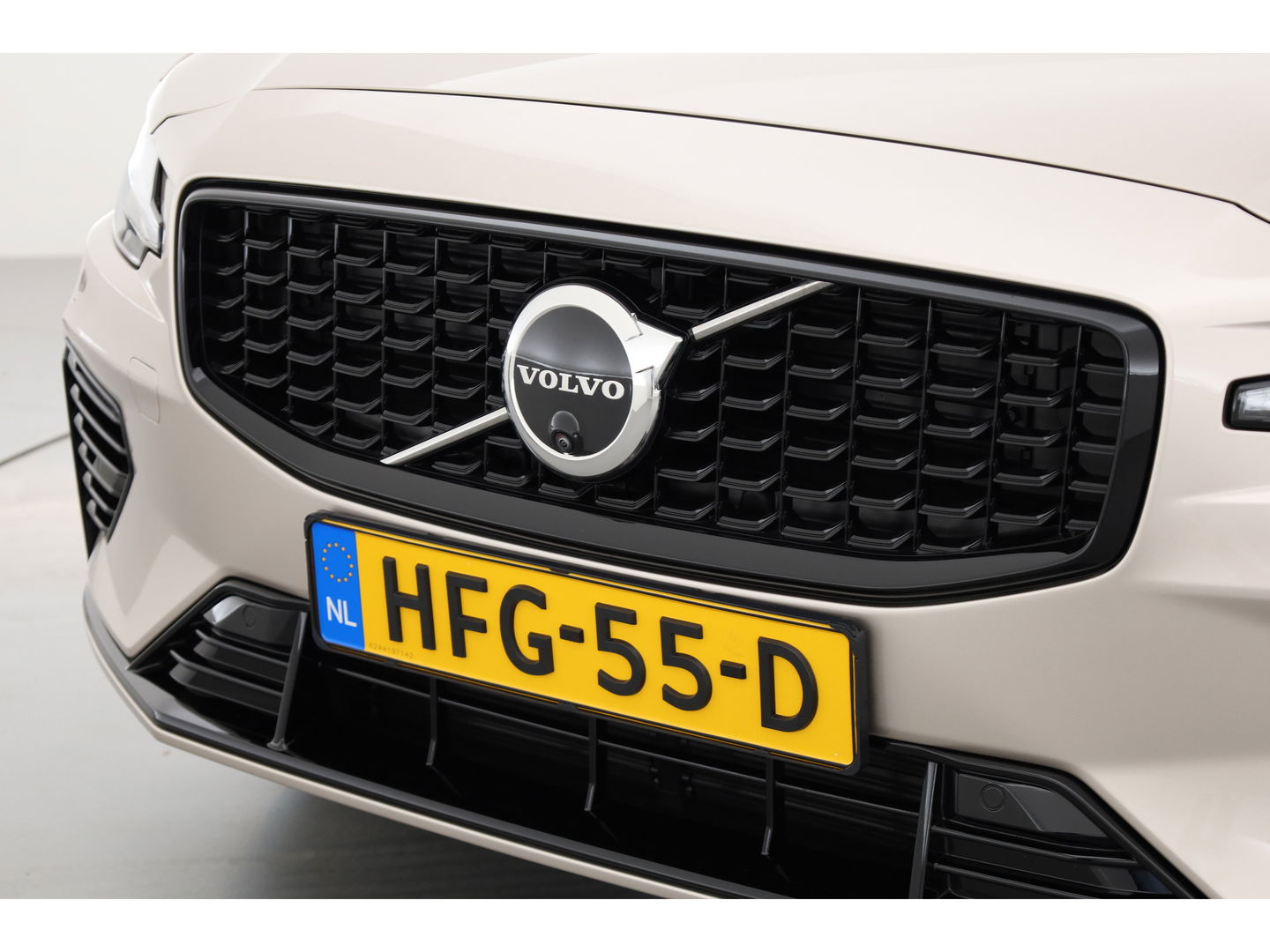 Volvo S60 2.0 Recharge T8 AWD Ultimate Dark | Pano | Head-up | 360 camera | 19 inch | H&K Audio | Gelamineerd Glas |