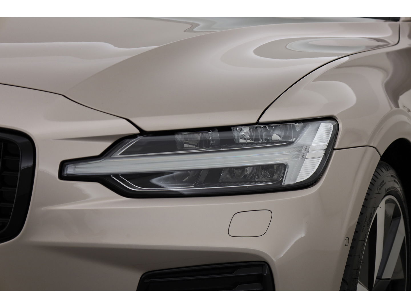 Volvo S60 2.0 Recharge T8 AWD Ultimate Dark | Pano | Head-up | 360 camera | 19 inch | H&K Audio | Gelamineerd Glas |