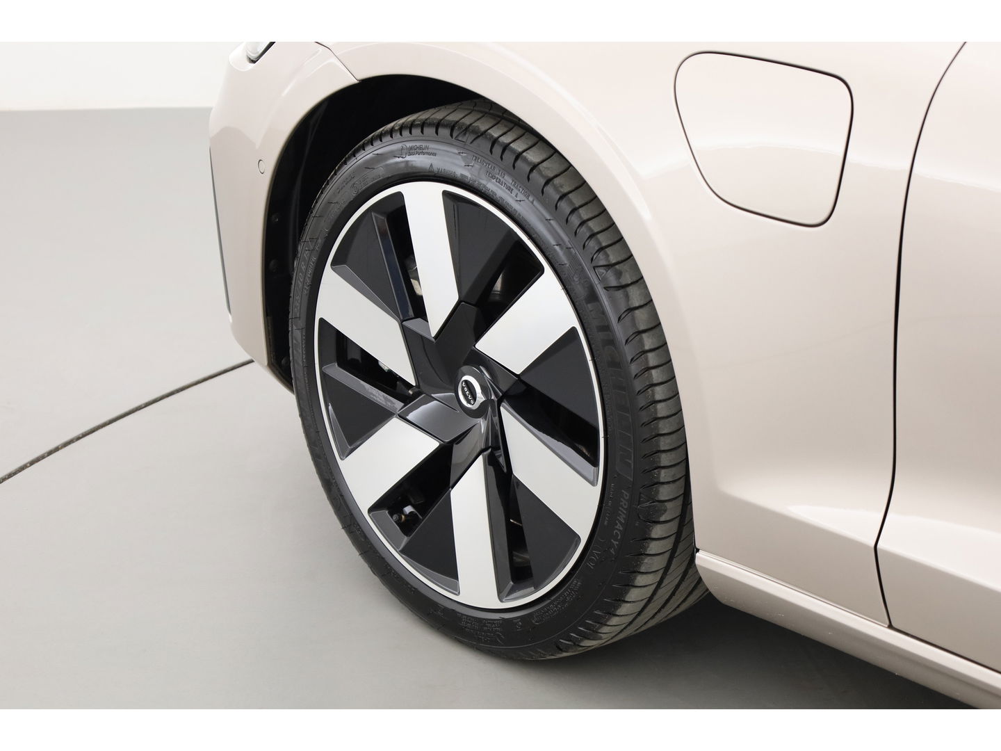 Volvo S60 2.0 Recharge T8 AWD Ultimate Dark | Pano | Head-up | 360 camera | 19 inch | H&K Audio | Gelamineerd Glas |