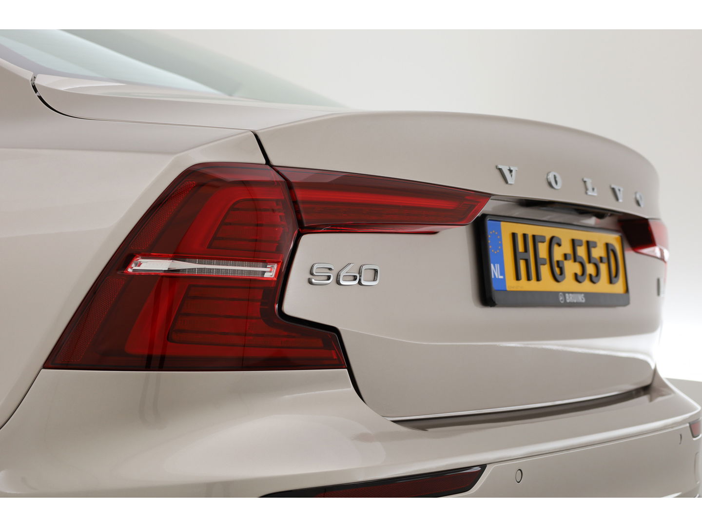 Volvo S60 2.0 Recharge T8 AWD Ultimate Dark | Pano | Head-up | 360 camera | 19 inch | H&K Audio | Gelamineerd Glas |