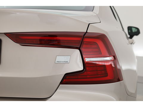 Volvo S60 2.0 Recharge T8 AWD Ultimate Dark | Pano | Head-up | 360 camera | 19 inch | H&K Audio | Gelamineerd Glas |