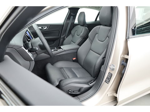 Volvo S60 2.0 Recharge T8 AWD Ultimate Dark | Pano | Head-up | 360 camera | 19 inch | H&K Audio | Gelamineerd Glas |