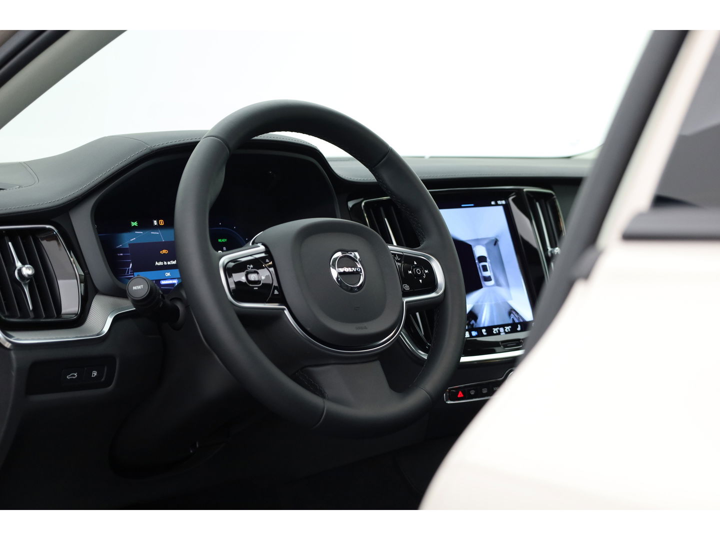 Volvo S60 2.0 Recharge T8 AWD Ultimate Dark | Pano | Head-up | 360 camera | 19 inch | H&K Audio | Gelamineerd Glas |