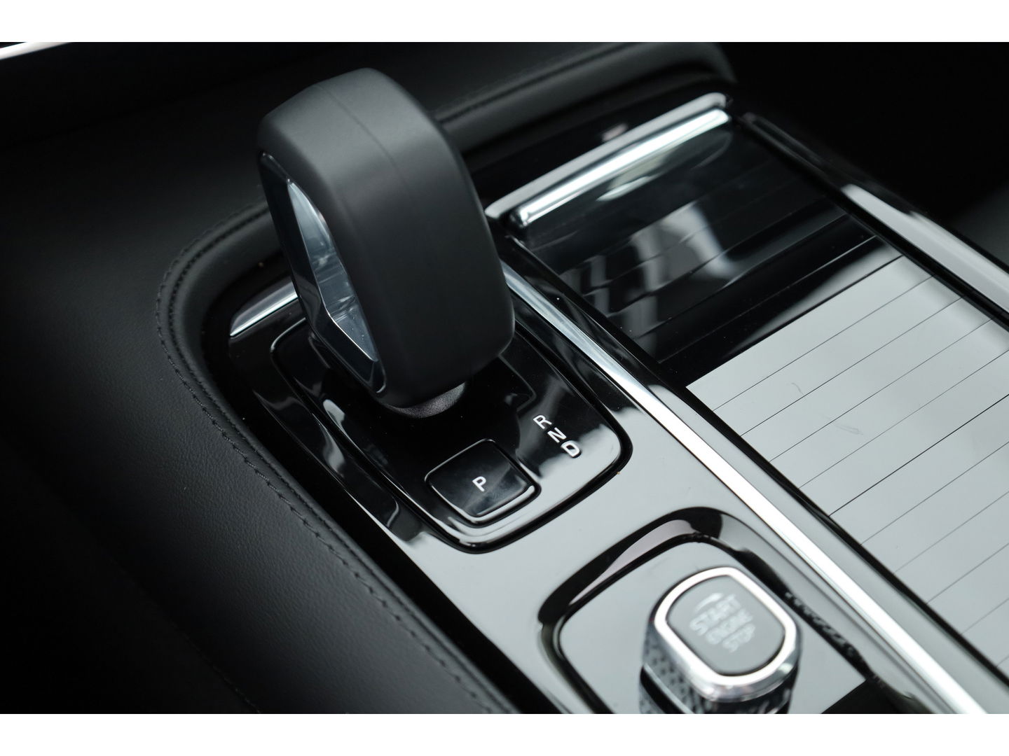 Volvo S60 2.0 Recharge T8 AWD Ultimate Dark | Pano | Head-up | 360 camera | 19 inch | H&K Audio | Gelamineerd Glas |