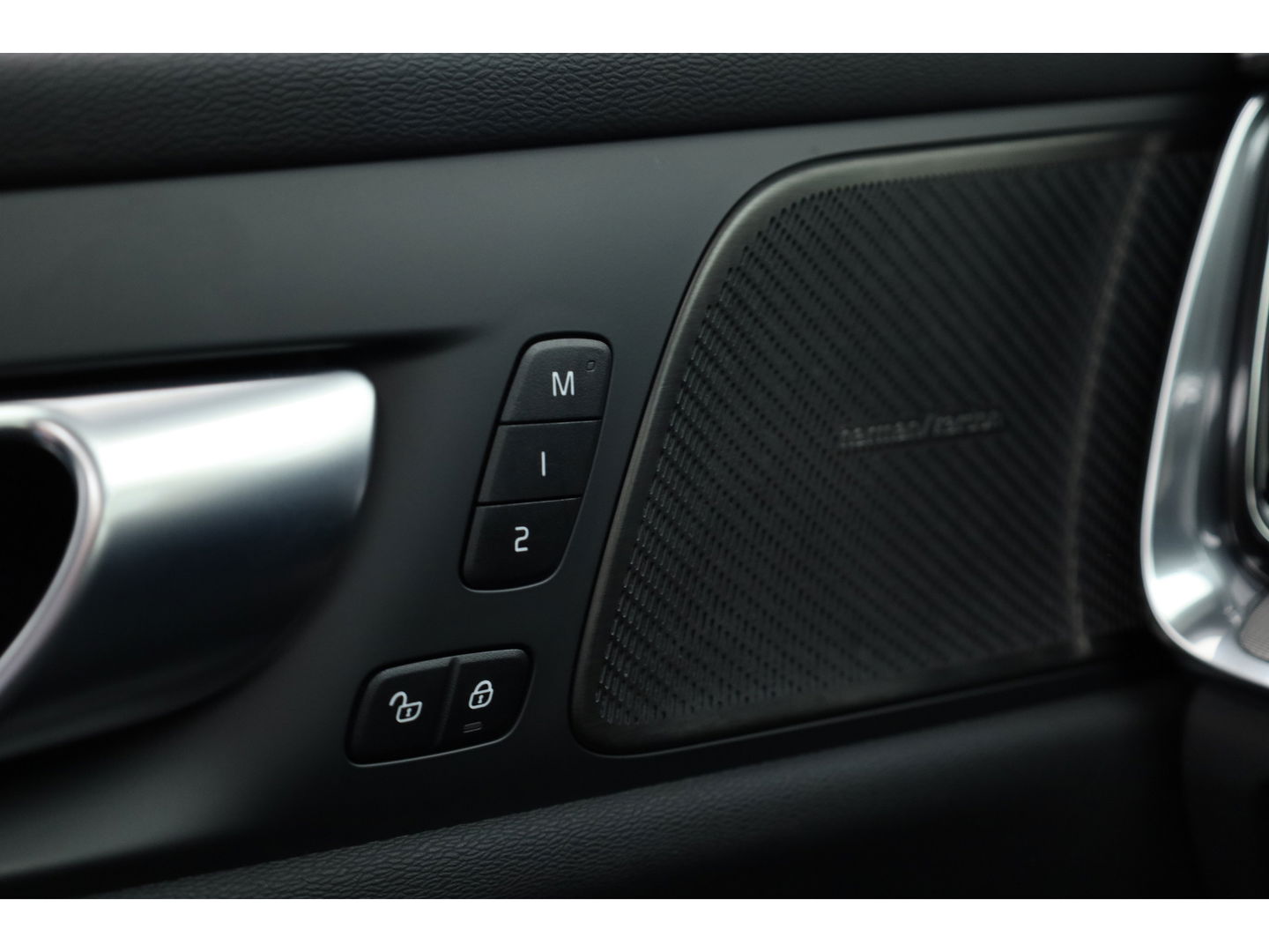 Volvo S60 2.0 Recharge T8 AWD Ultimate Dark | Pano | Head-up | 360 camera | 19 inch | H&K Audio | Gelamineerd Glas |