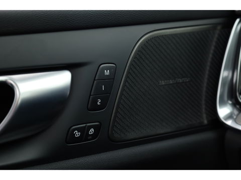 Volvo S60 2.0 Recharge T8 AWD Ultimate Dark | Pano | Head-up | 360 camera | 19 inch | H&K Audio | Gelamineerd Glas |