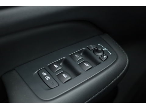 Volvo S60 2.0 Recharge T8 AWD Ultimate Dark | Pano | Head-up | 360 camera | 19 inch | H&K Audio | Gelamineerd Glas |