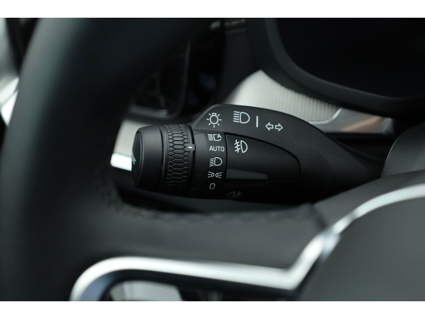 Volvo S60 2.0 Recharge T8 AWD Ultimate Dark | Pano | Head-up | 360 camera | 19 inch | H&K Audio | Gelamineerd Glas |