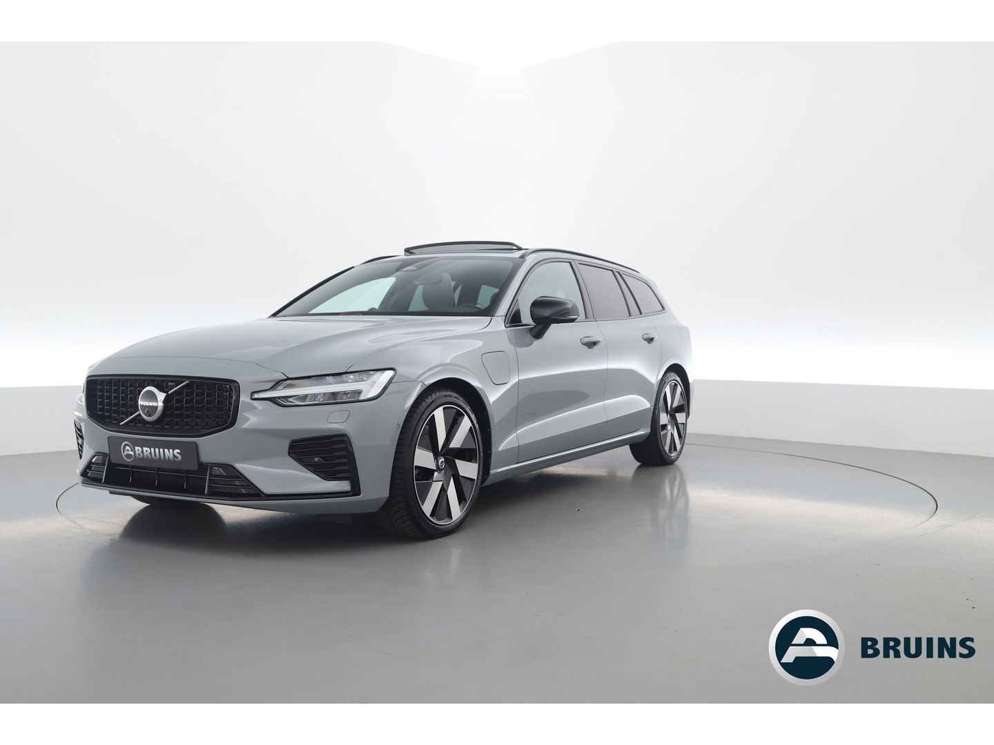 Volvo V60 2.0 T8 Recharge AWD Ultimate Dark | Bowers & Wilkins | Head-up | Trekhaak | 360cam | Pilot Assist |