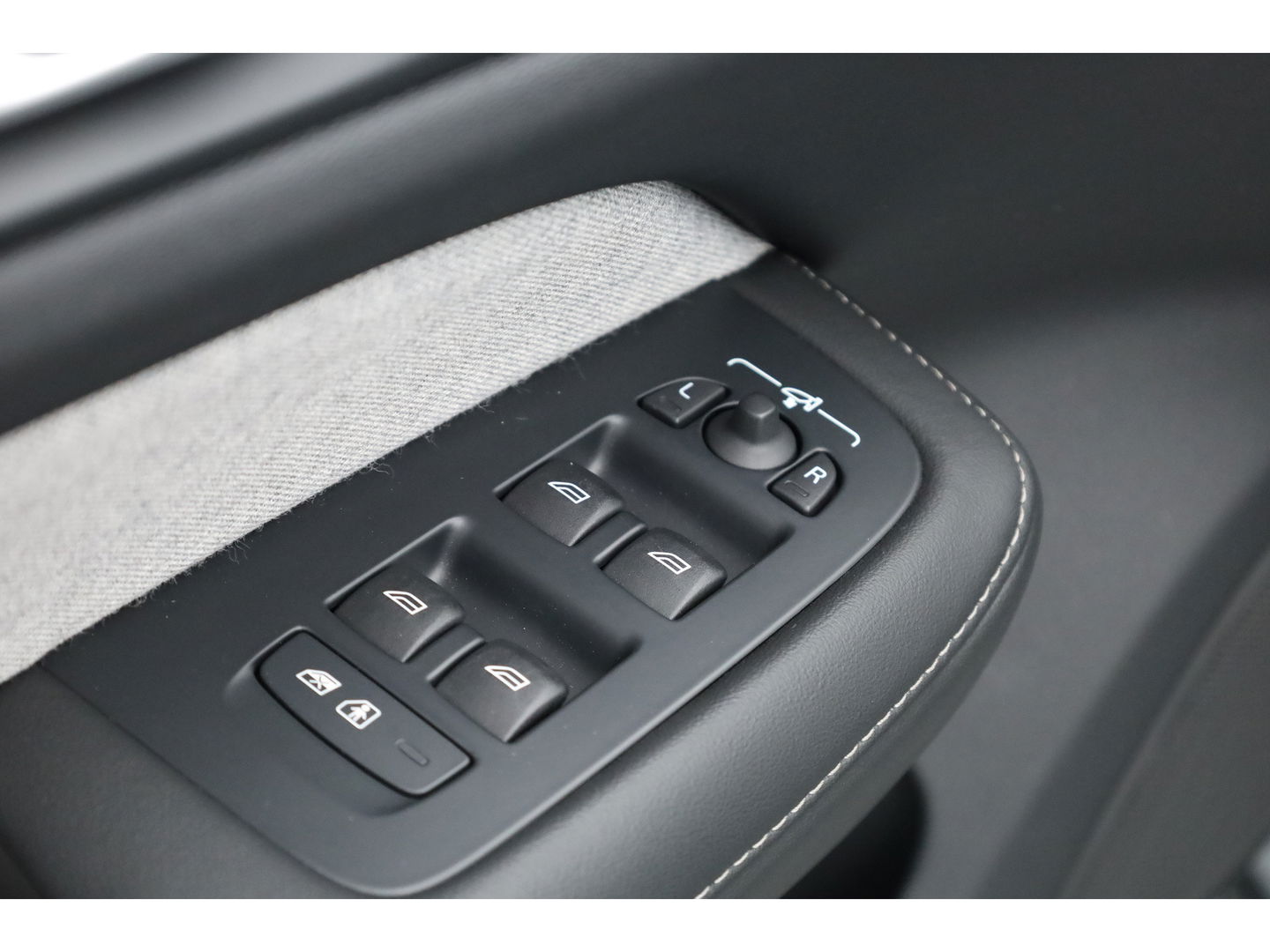 Volvo V60 2.0 T8 Recharge AWD Ultimate Dark | Bowers & Wilkins | Head-up | Trekhaak | 360cam | Pilot Assist |