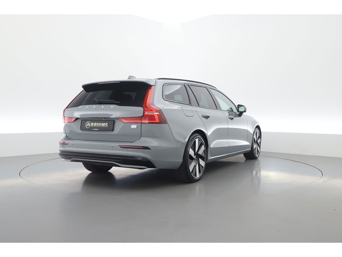 Volvo V60 2.0 T8 Recharge AWD Ultimate Dark | Bowers & Wilkins | Head-up | Trekhaak | 360cam | Pilot Assist |