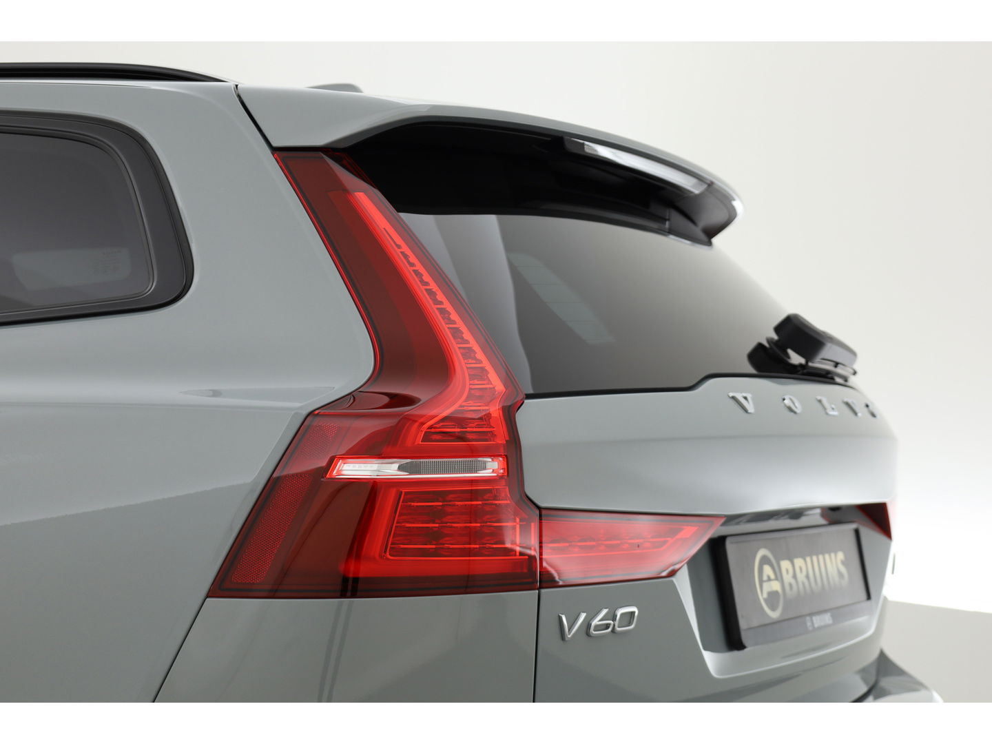 Volvo V60 2.0 T8 Recharge AWD Ultimate Dark | Bowers & Wilkins | Head-up | Trekhaak | 360cam | Pilot Assist |