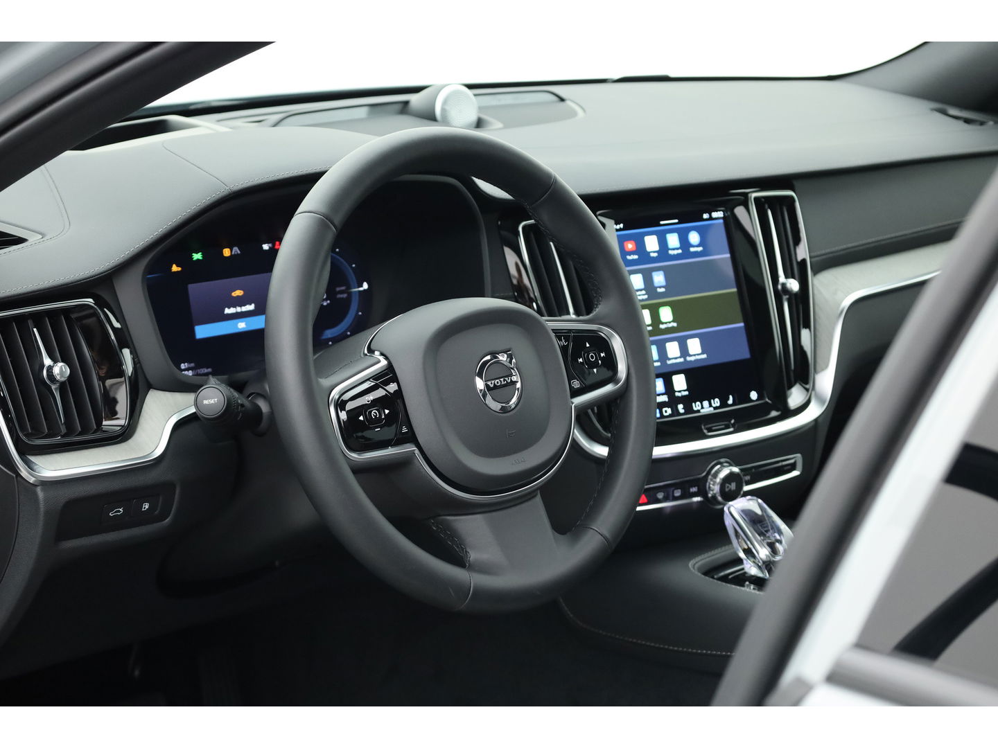 Volvo V60 2.0 T8 Recharge AWD Ultimate Dark | Bowers & Wilkins | Head-up | Trekhaak | 360cam | Pilot Assist |