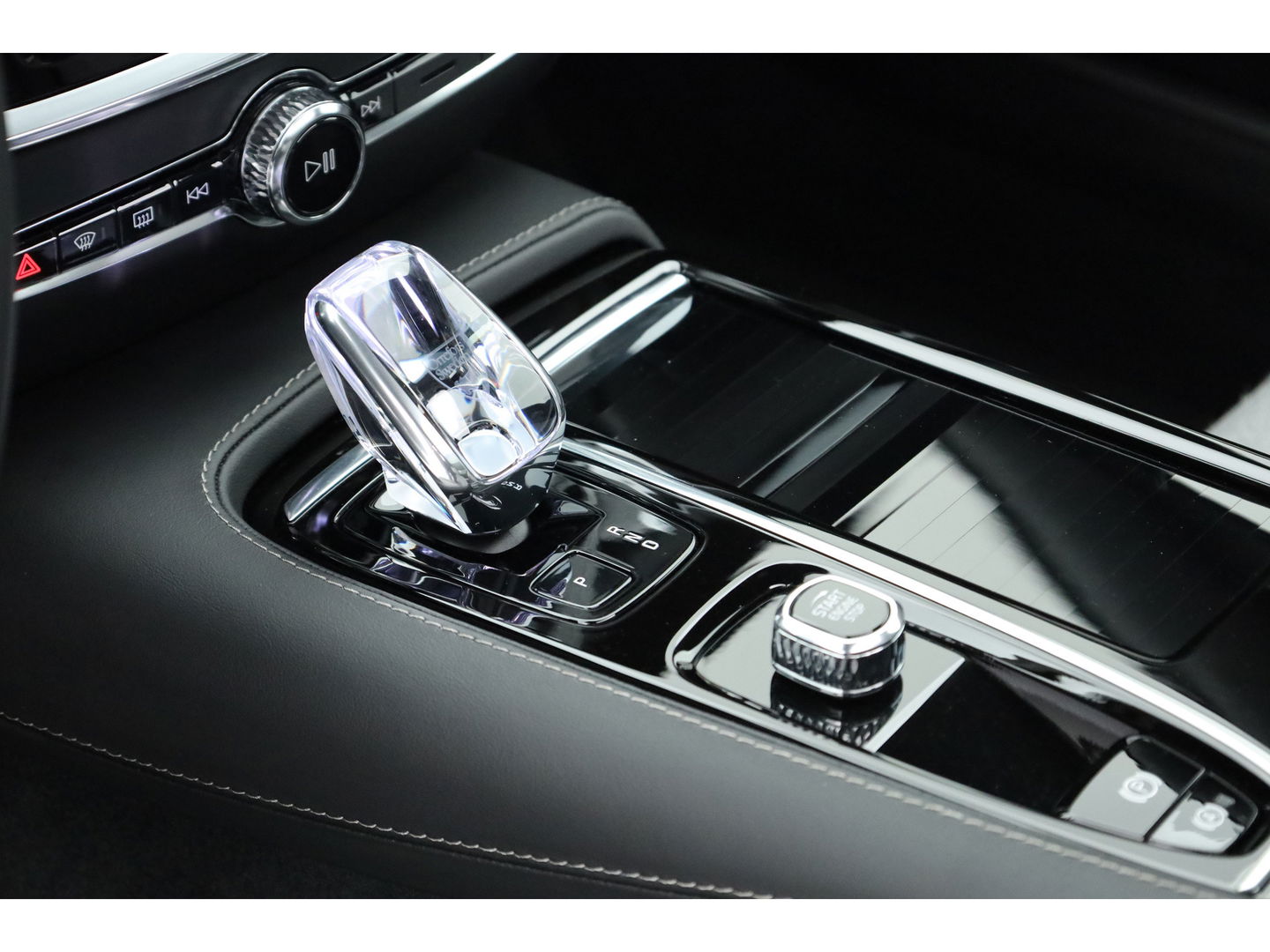 Volvo V60 2.0 T8 Recharge AWD Ultimate Dark | Bowers & Wilkins | Head-up | Trekhaak | 360cam | Pilot Assist |