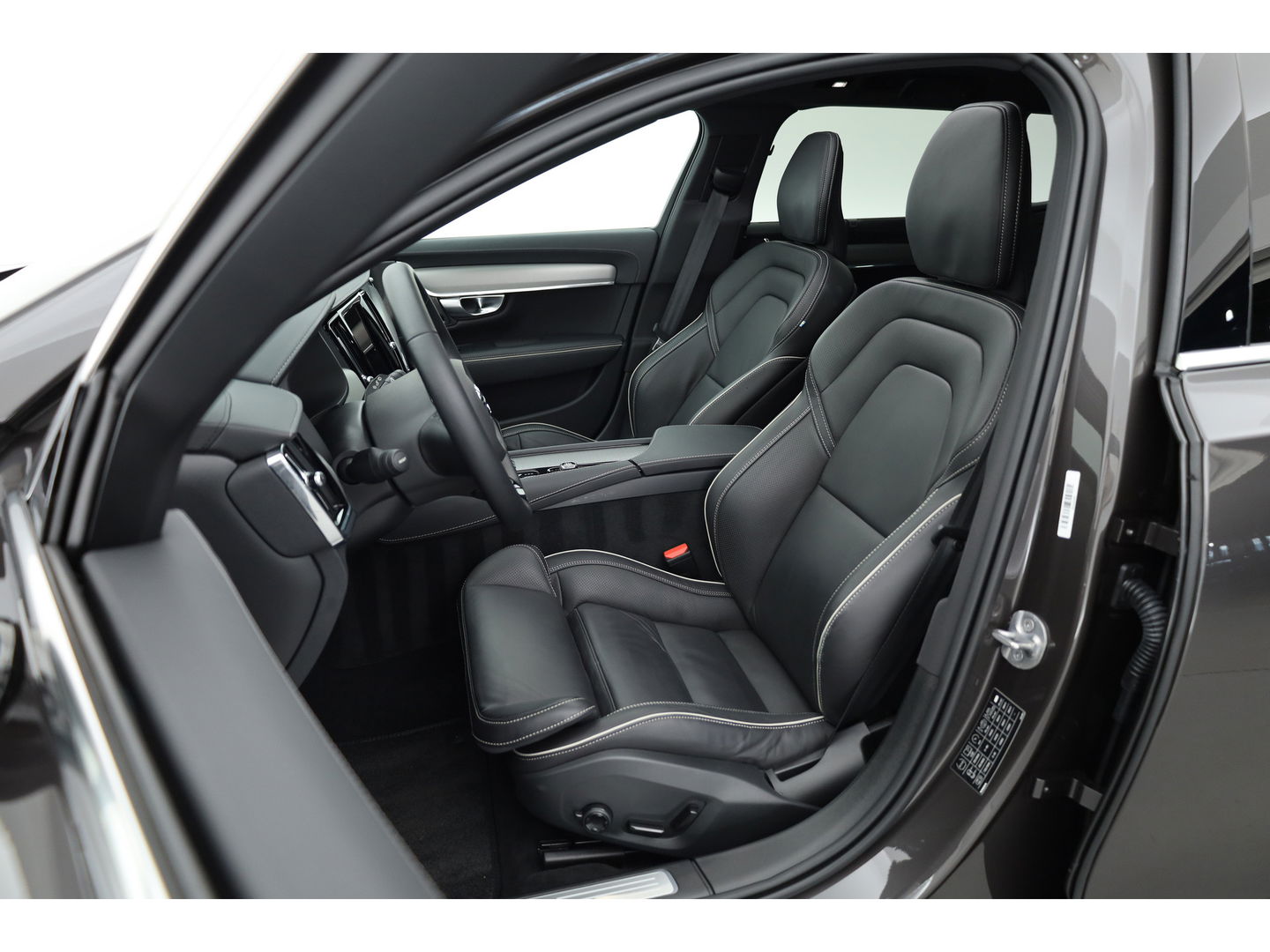 Volvo V90 B4 Ultimate Bright 197pk | Pano | HUD | 360cam | H&K | Memory seats | Standkachel |