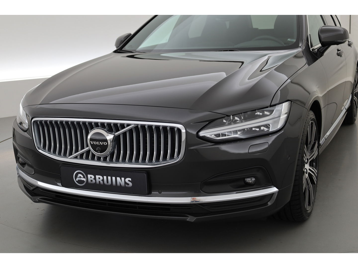 Volvo V90 B4 Ultimate Bright 197pk | Pano | HUD | 360cam | H&K | Memory seats | Standkachel |